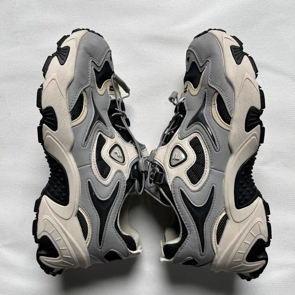 Shoe side